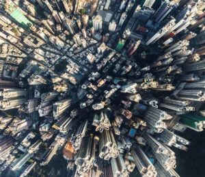 Vue aérienne d'une ville dense illustrant les enjeux du bâtiment et de la construction